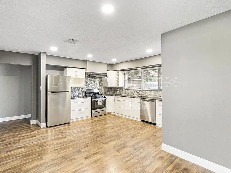 1521 W Blum St — Photo 5
