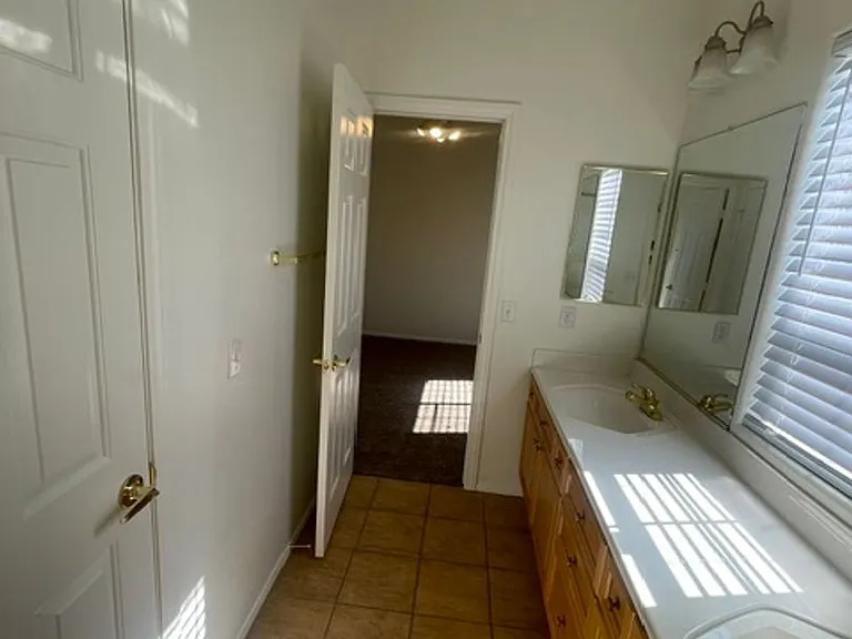 251 Queens Ct — Photo 20