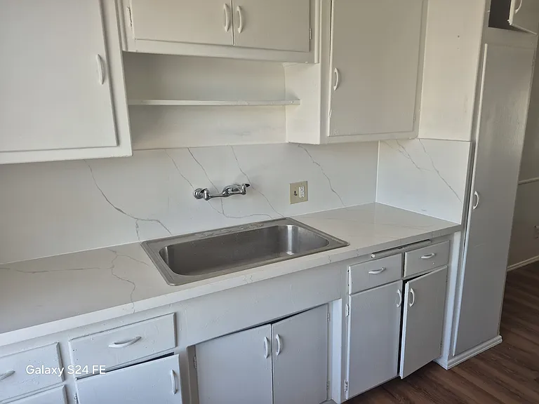 136 N Mariposa Ave #1 — Photo 3
