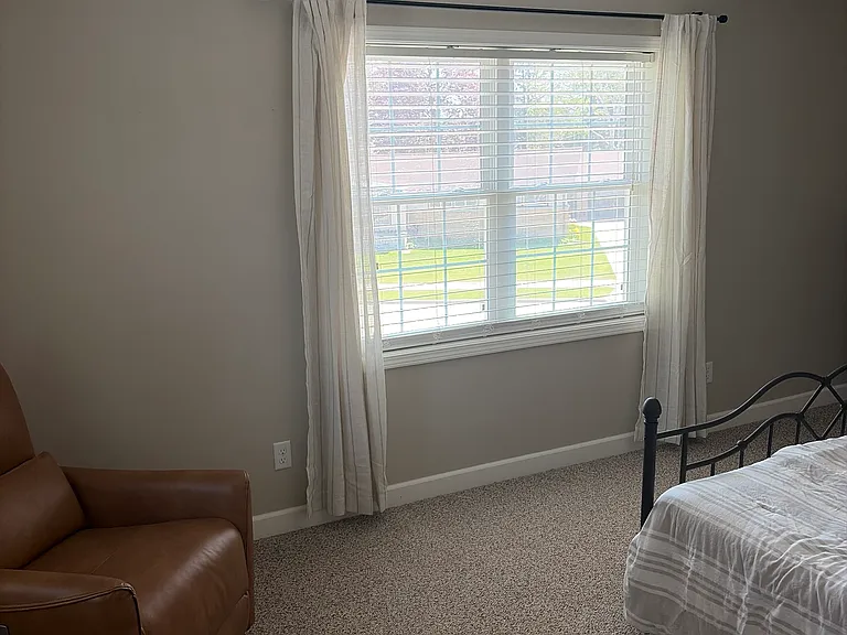 1708 Hawthorne Ave — Photo 17