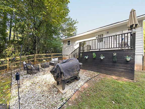 4th image of 3914 Pine Lake Rd