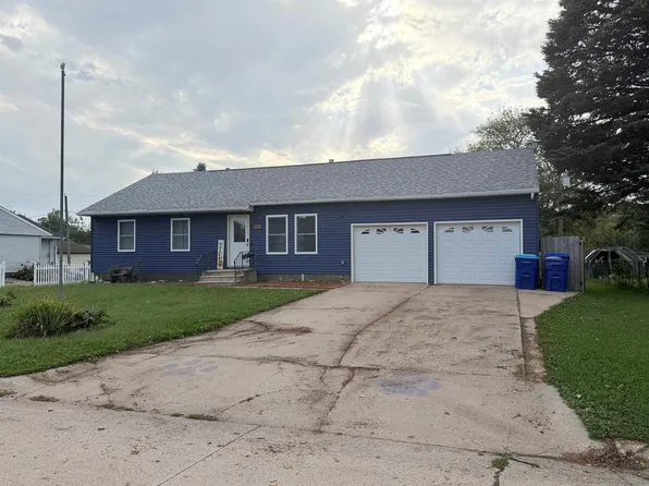 908 3rd Ave SW, Oelwein, IA 50662
