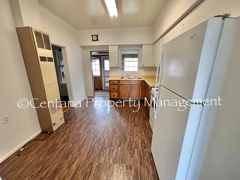 1021 E Commercial Ave — Photo 8