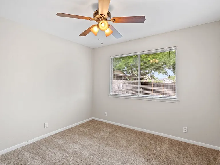 604 Maplecreek Dr — Photo 21