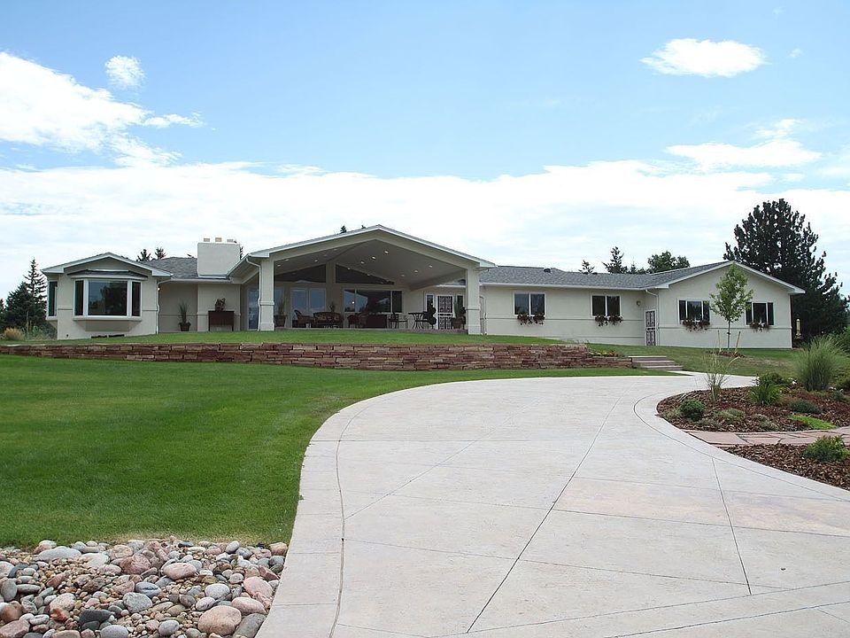 Lovely Home Overlooking Lake