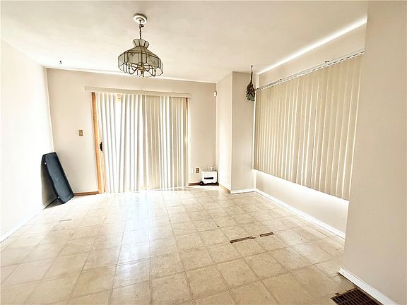 4th image of 301 Avery St