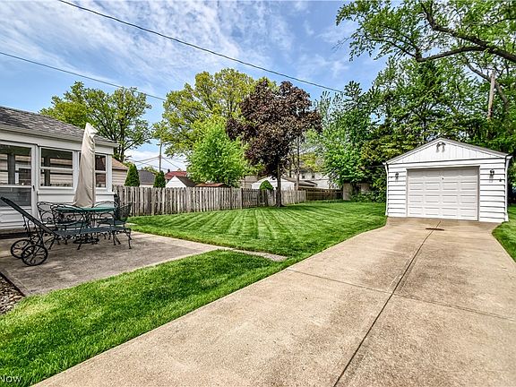 3rd image of 1785 Idlehurst Dr
