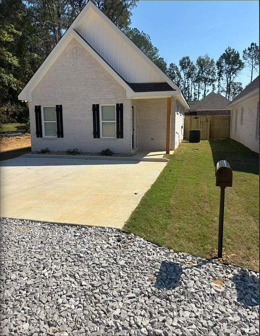 Charming Country Cottage Available 1/1/26 — Photo 4