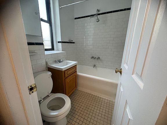 3rd image of 3204 Holland Ave APT 4B