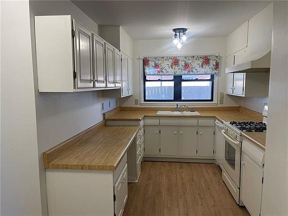 2nd image of 554 Stratford Dr
