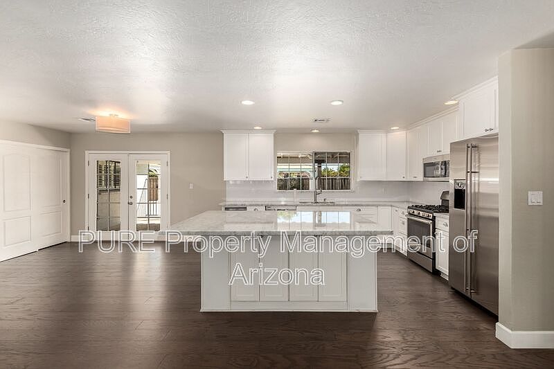 1st image of 417 E Rose Ln