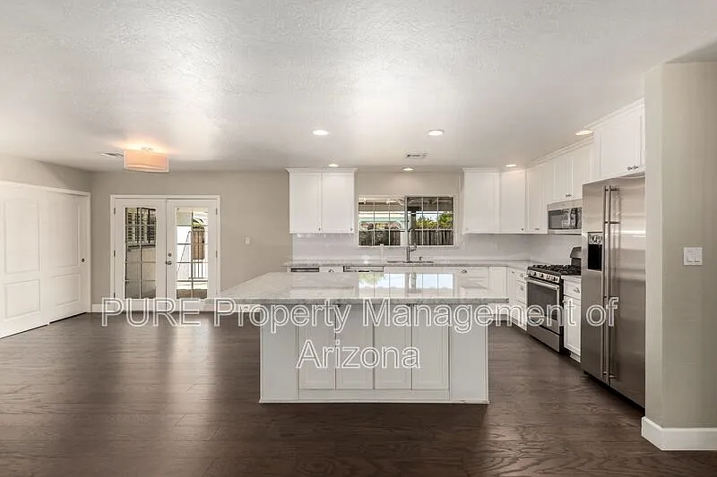 417 E Rose Ln