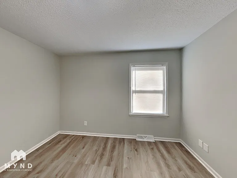 547 Whitethorn Dr — Photo 7