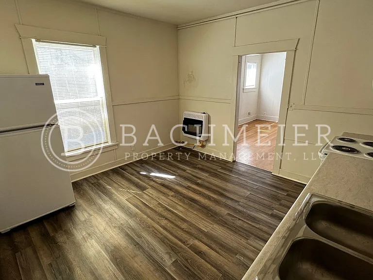 346 SW 3rd St — Photo 2