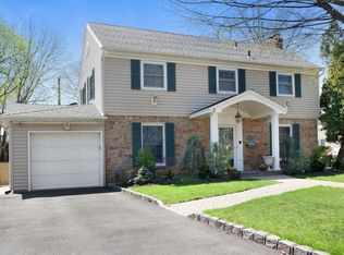 44 Bates Road, GREAT NECK, NY 11020