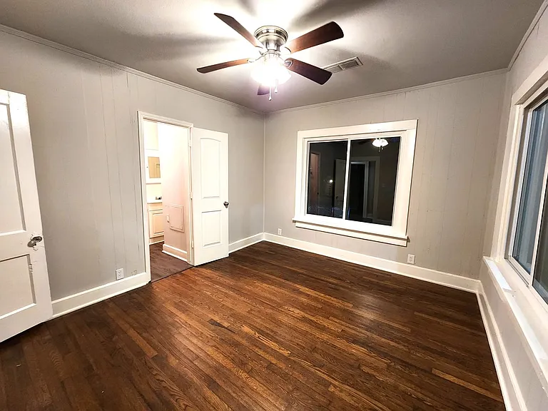 2114 N Elm St — Photo 16