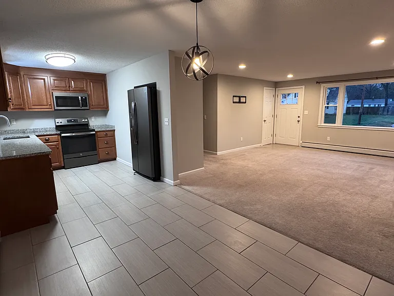 435 Elmwood Dr — Photo 3