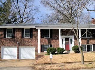 931 Queensbridge Rd, Ballwin, MO 63021