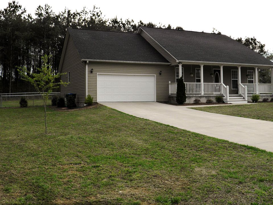 Fenced yard on quiet lot