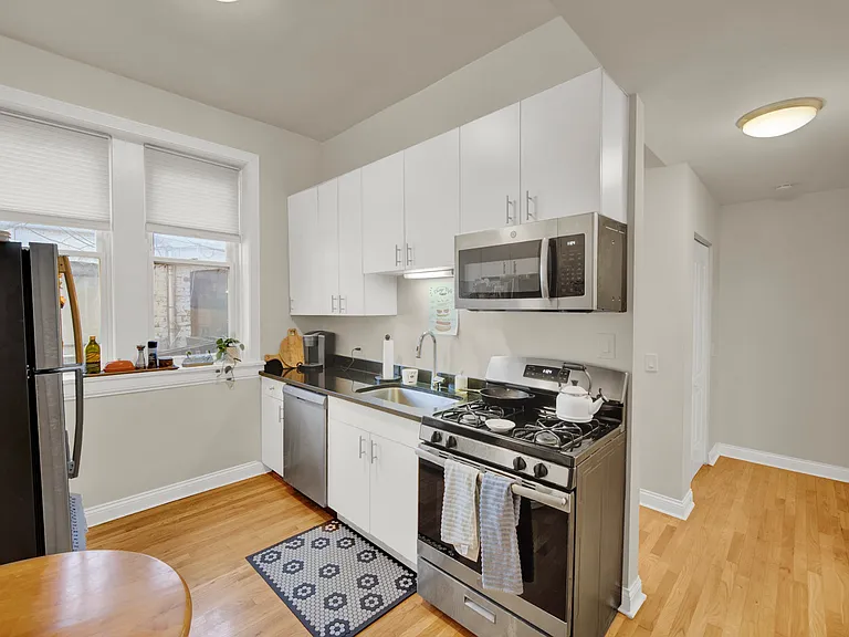 2548 N Burling St — Photo 8