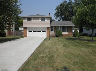 5731 Sherwood Dr, North Olmsted, OH