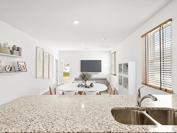 4th image of 543 Lake Ridge Blvd