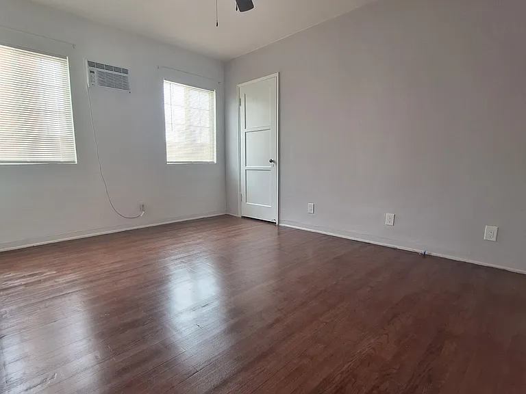 11256 Victory Blvd — Photo 11