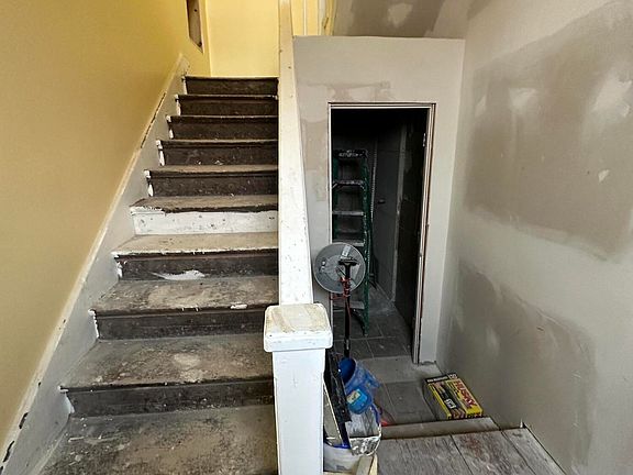 5th image of 2123 W Market St