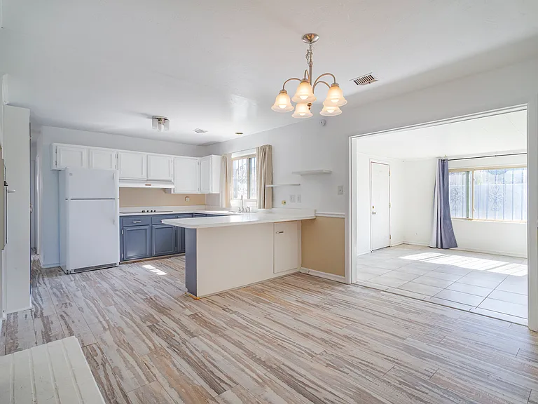 2812 San Pedro Dr NE — Photo 7
