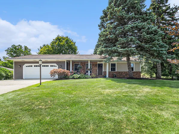18030 Mohawk Dr, Spring Lake, MI 49456