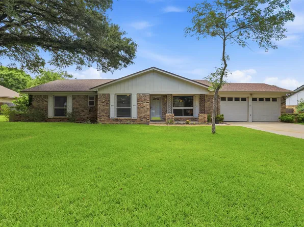 1323 Hemphill Dr, Cleburne, TX 76033