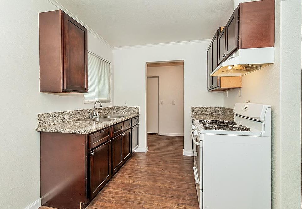 Nice Kitchen with Granite Counters