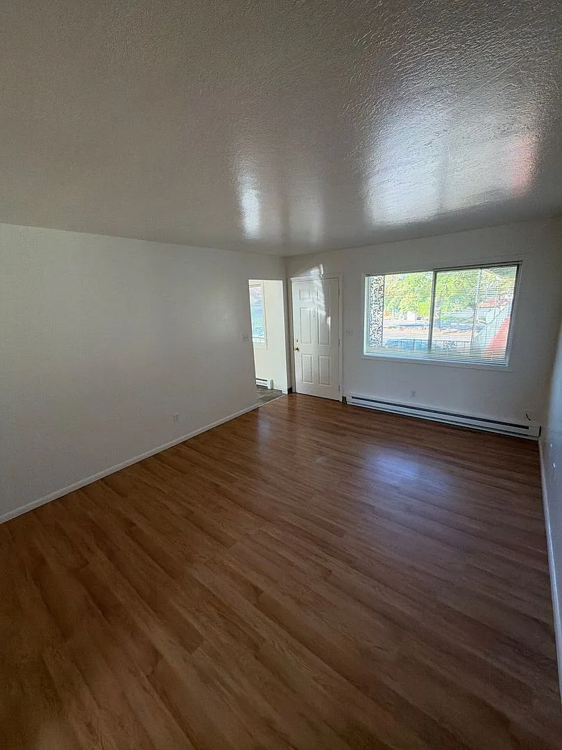 280 SE Orchard Ave — Photo 2