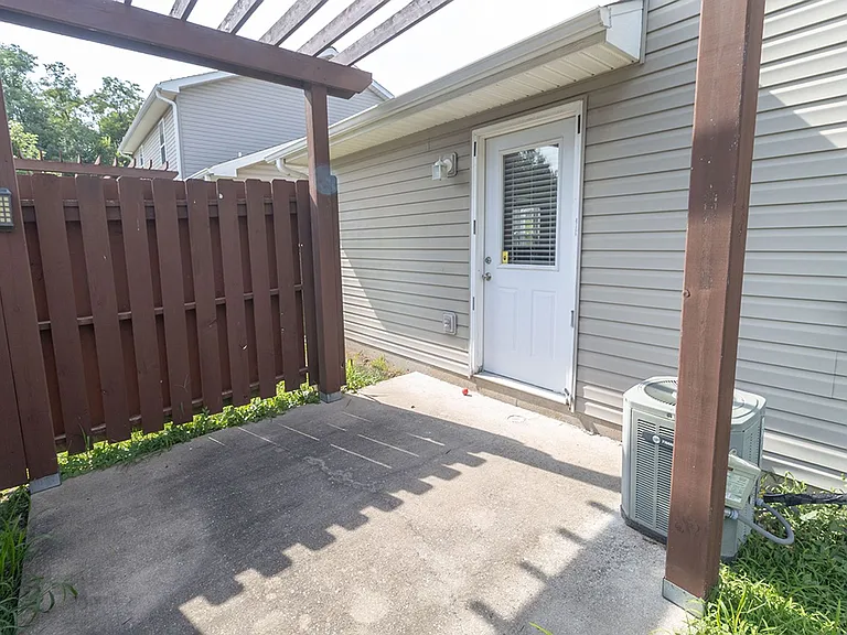 3310 E Saint Charles Rd — Photo 25