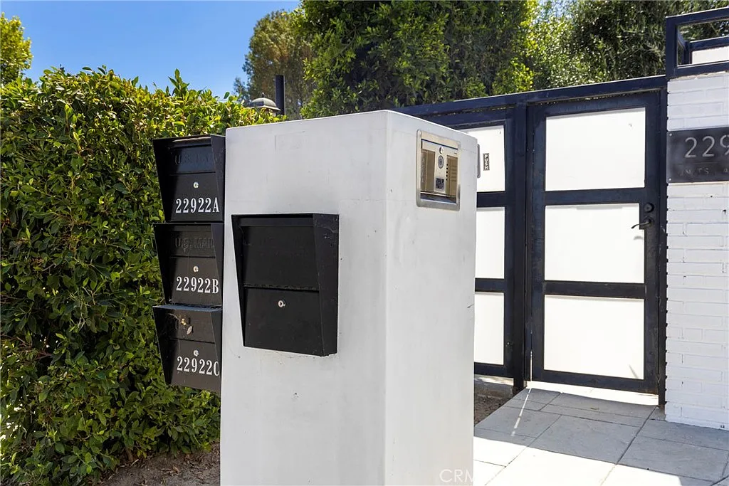 22920 Califa — Photo 3