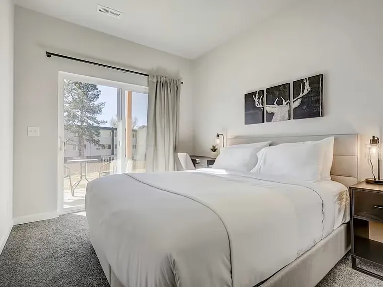 2220 E La Salle St — Photo 28