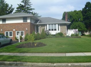 8 Center Dr, Syosset, NY 11791