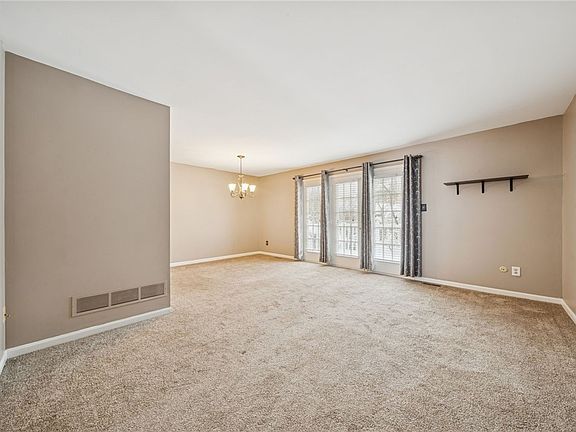 4th image of 72 Hennig Dr