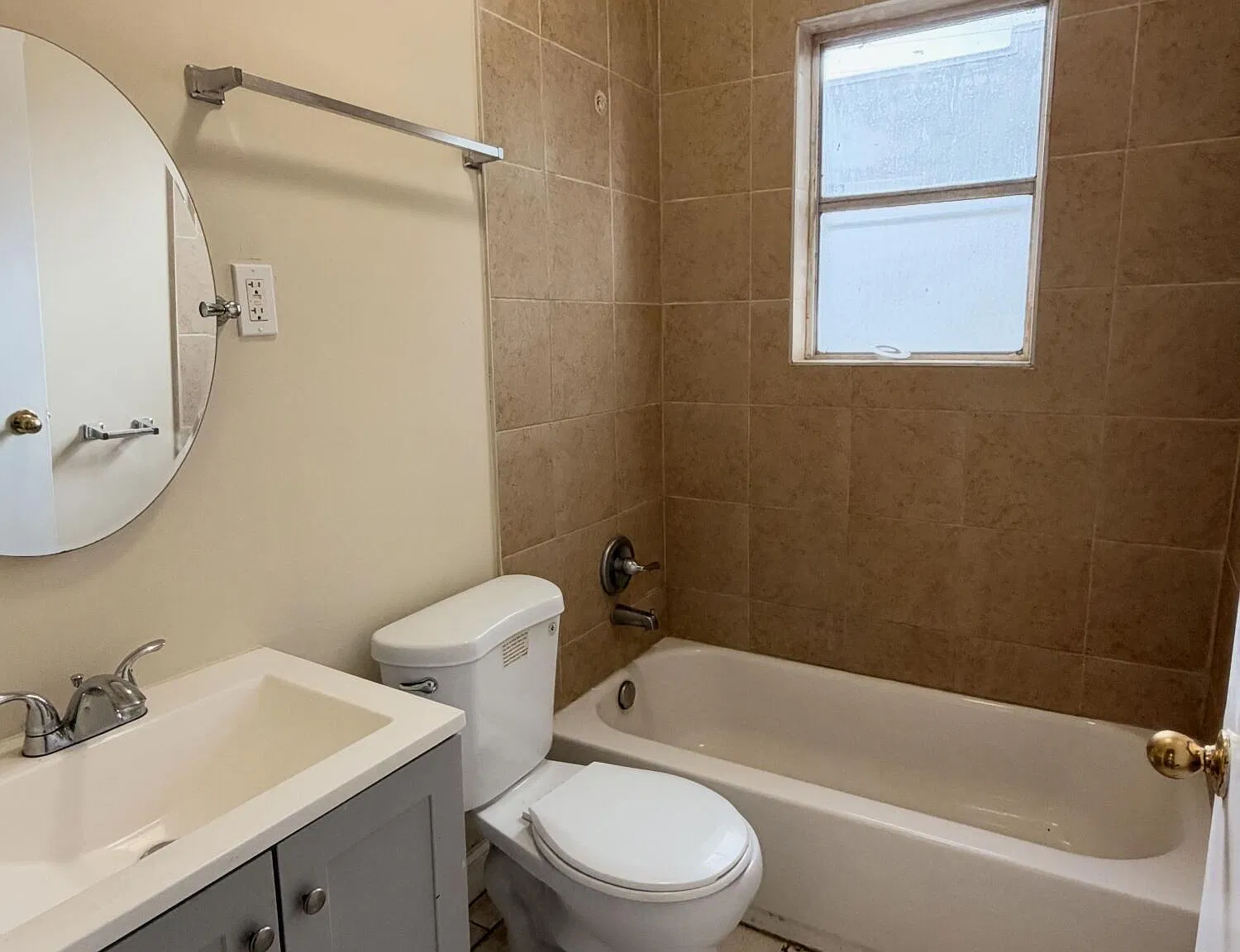 3 bed, 1.0 bath, 1002 sqft, $1,250 — Photo 4