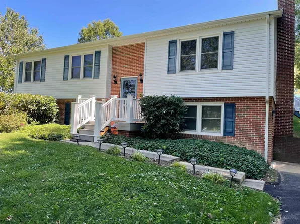 2632 Pinewood Dr, Draper, VA 24324