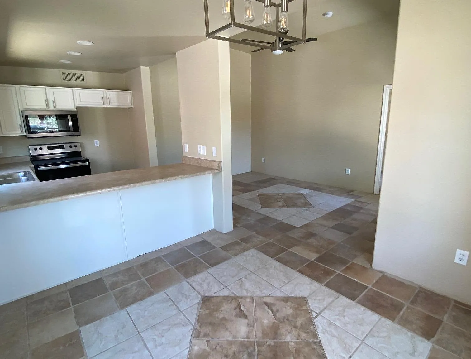 3 bed, 964 sqft, $1,750 — Photo 4