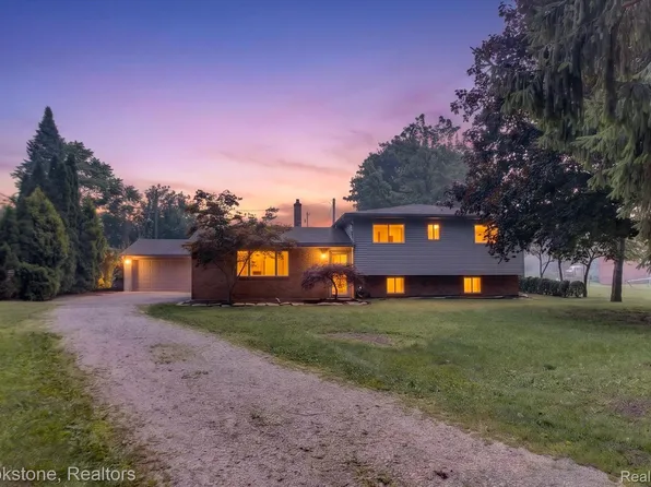 7176 Perry Lake Rd, Clarkston, MI 48346