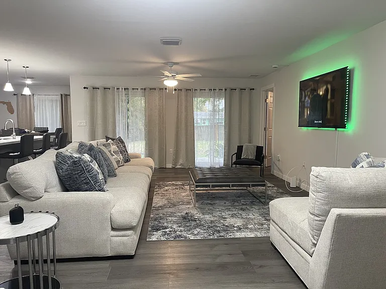 NW 1st Pl — Photo 13
