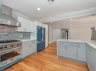 126 Meadowbrook Rd, Livingston, NJ 07039