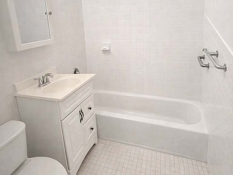 240 E 55th St #9E — Photo 5