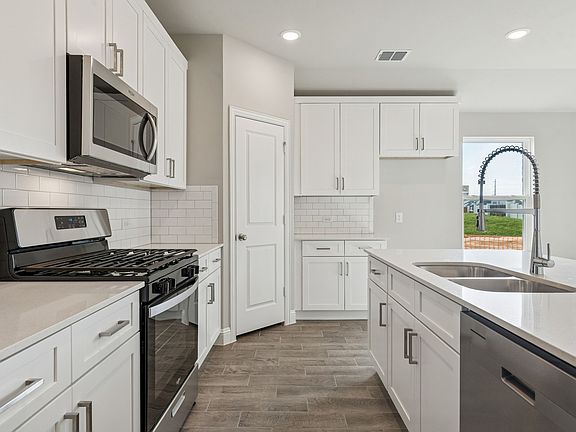 5th image of 608 Verona Dr