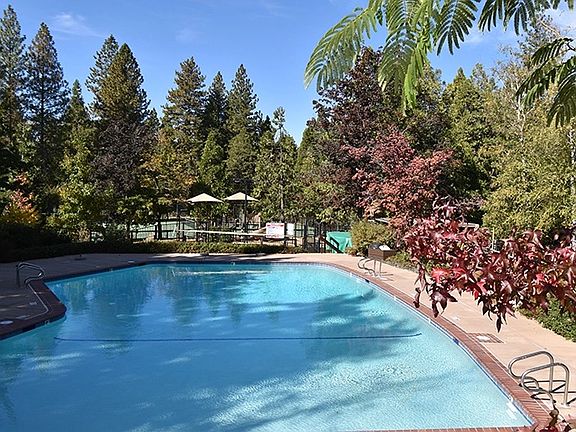 2nd image of 504 Dogwood Dr #4