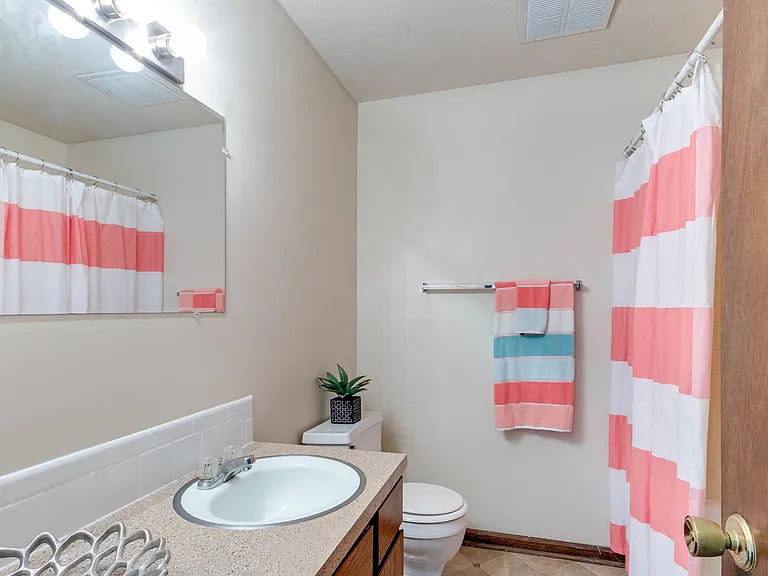1119 Laramie St — Photo 12