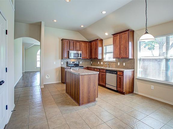 5th image of 212 Linden Ct