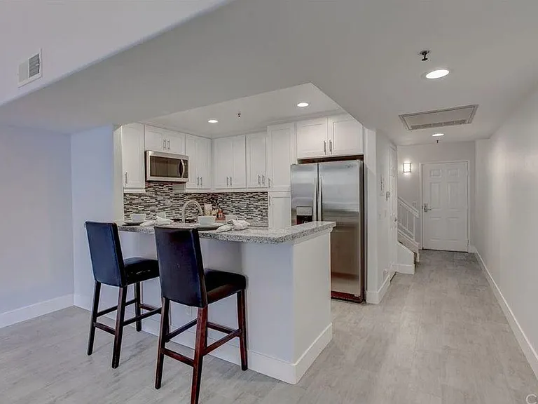 200 Pacific Coast Hwy #122 — Photo 1